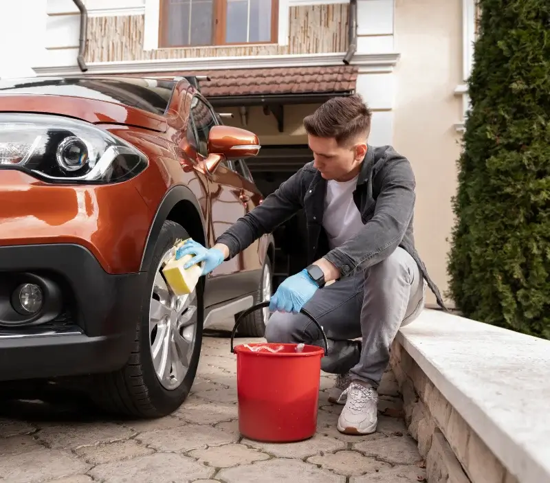 Lavage auto à domicile La Bastide-Clairence : professionnel intervenant sur un véhicule